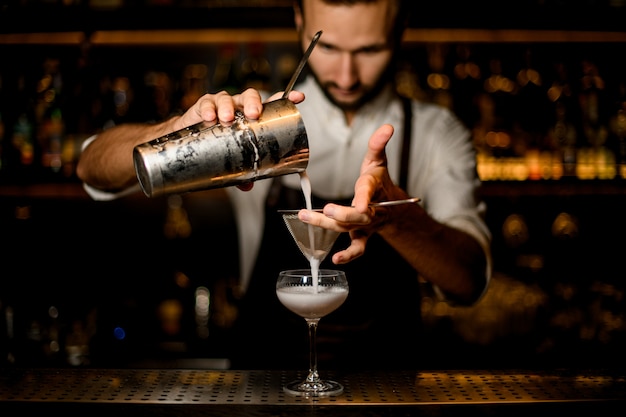 Profesjonalny barman przygotowujący koktajl